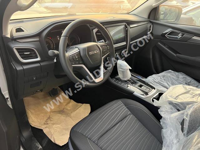 2023 ايسوزو ام يو اكس