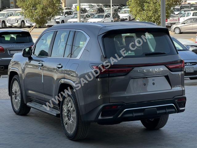 2022 لكزس إل إكس 600 إف