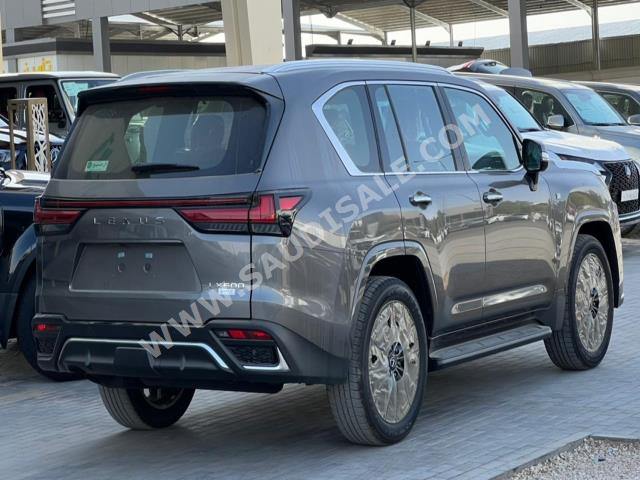 2022 لكزس إل إكس 600 إف