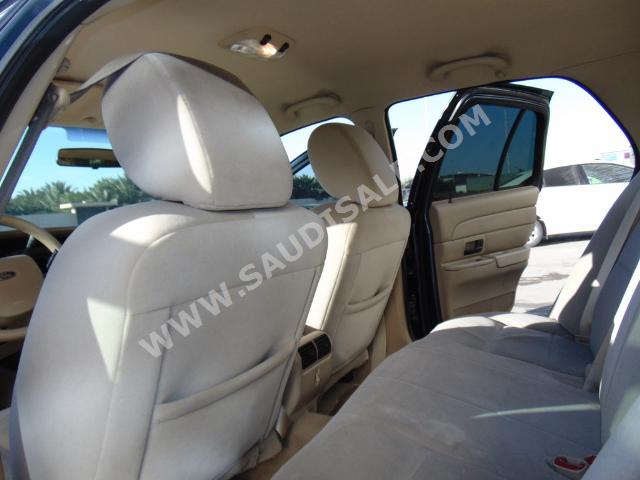 2011 فورد كراون فكتوريا