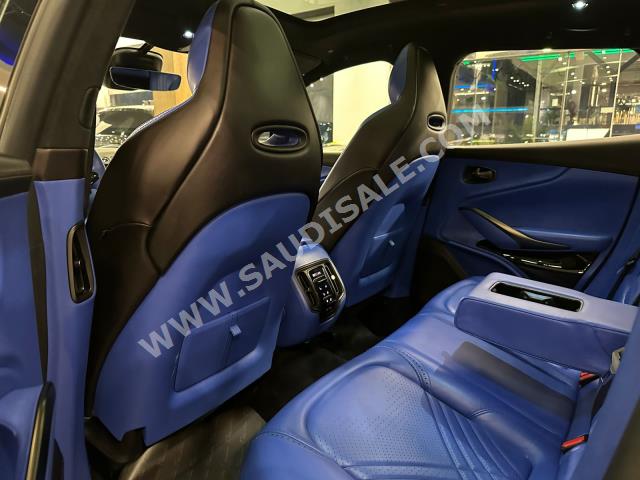 2021 استون مارتن دي بي اكس