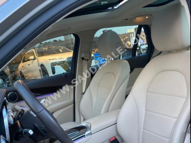 2021 مرسيدس - بنز جي إل سي 200 اي ام جي