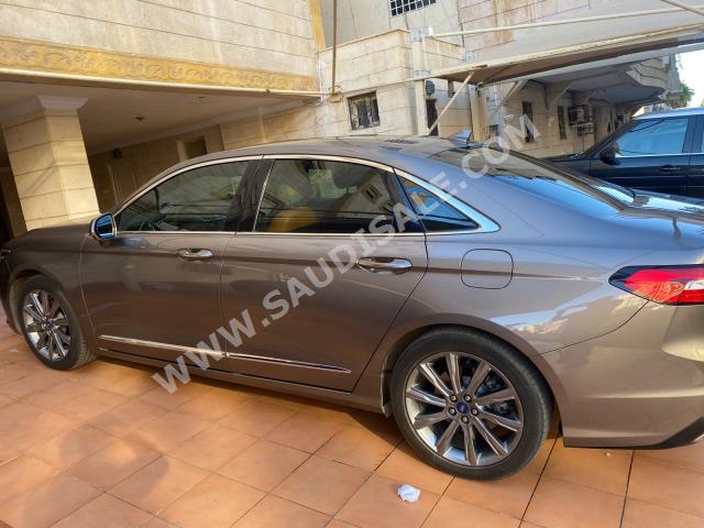 2021 فورد توروس تايتينيوم