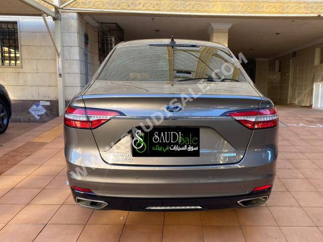 2021 فورد توروس تايتينيوم