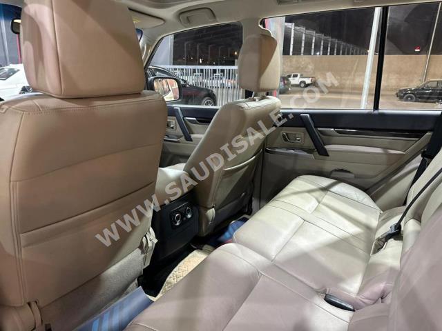 2016 متسوبيشي باجيرو