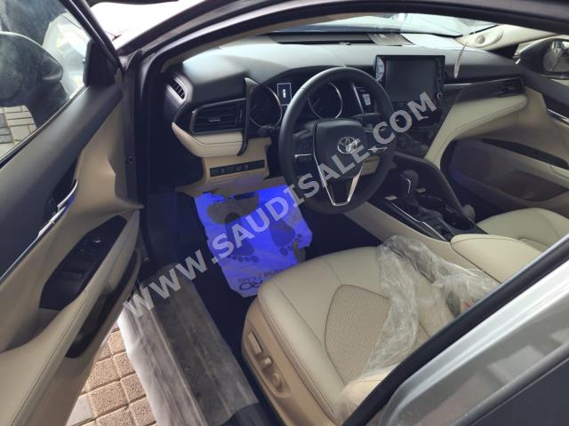 2024 تويوتا كامري جي ال اي