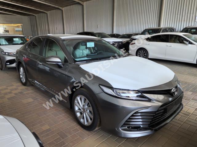 2024 تويوتا كامري جي ال اي