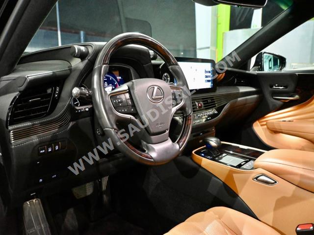 2022 لكزس إل إس 500