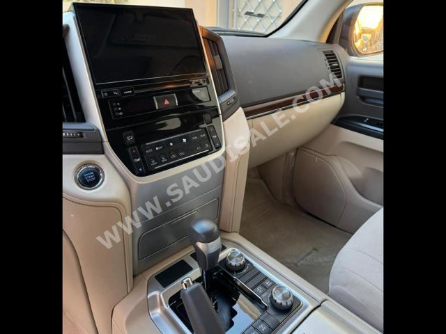 2018 تويوتا لاند كروزر جي اكس ار