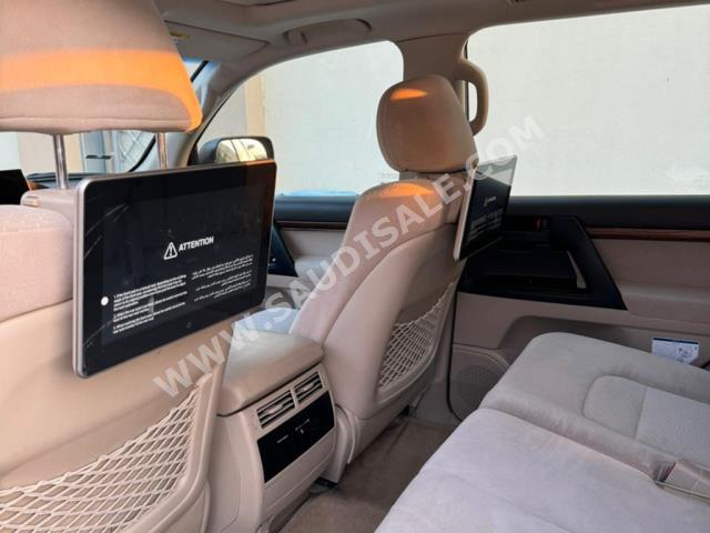 2018 تويوتا لاند كروزر جي اكس ار