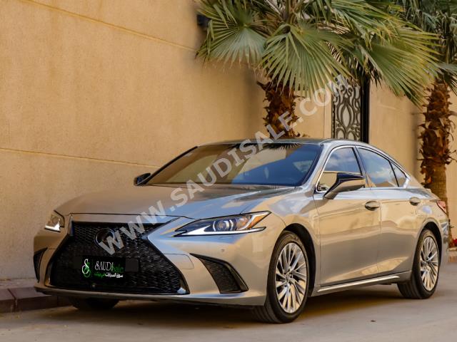 2020 لكزس إي إس 300إتش