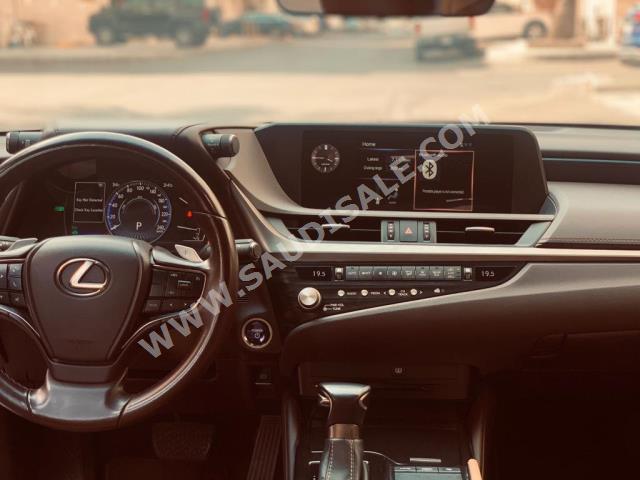 2021 لكزس إي إس 300إتش