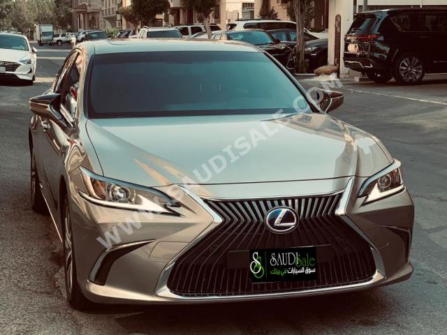 2021 لكزس إي إس 300إتش