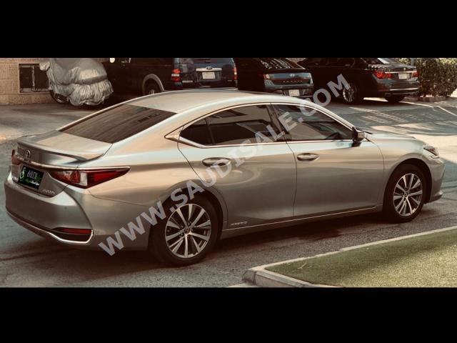 2021 لكزس إي إس 300إتش