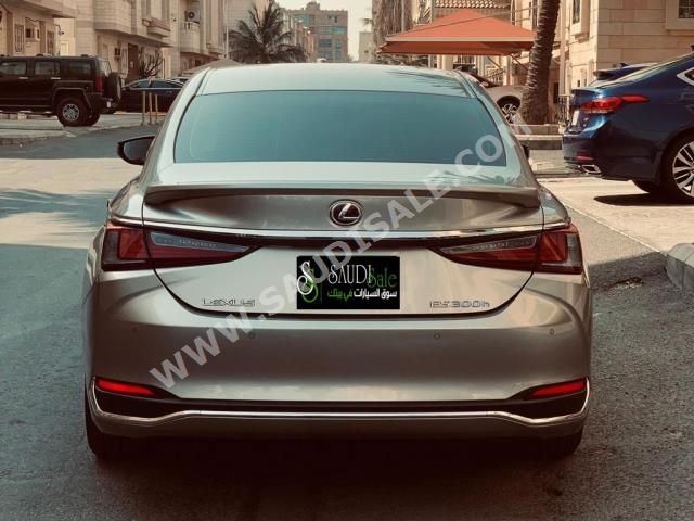 2021 لكزس إي إس 300إتش