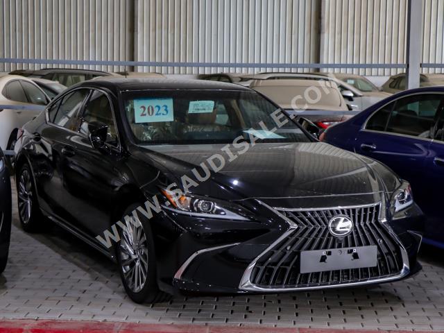 2023 لكزس إي إس 350