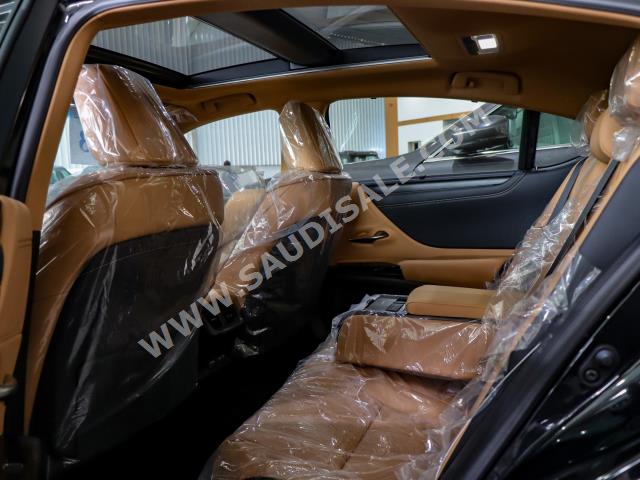 2023 لكزس إي إس 350