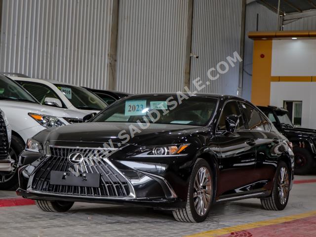 2023 لكزس إي إس 350