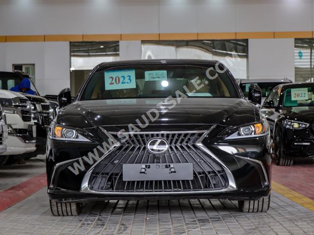 2023 لكزس إي إس 350