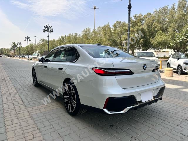 2024 بي ام دبليو الفئة السابعة 735أي