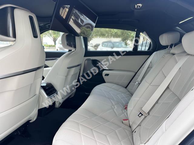 2024 بي ام دبليو الفئة السابعة 735أي