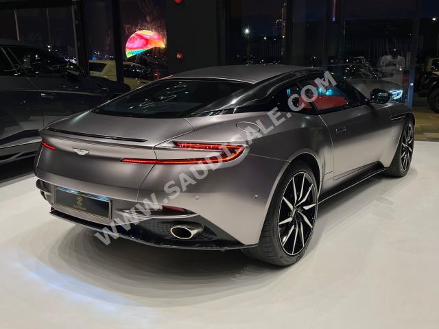 2017 استون مارتن دي بي 11