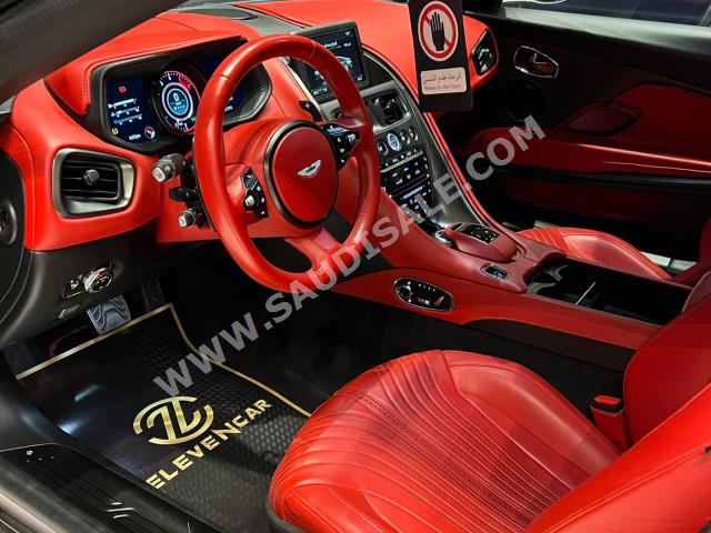 2017 استون مارتن دي بي 11