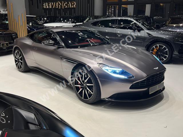 2017 استون مارتن دي بي 11