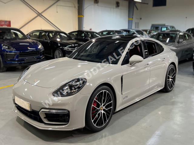 2022 Porsche Panamera GTS