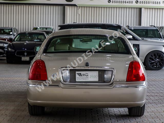 2011 لنكولن تاون كار