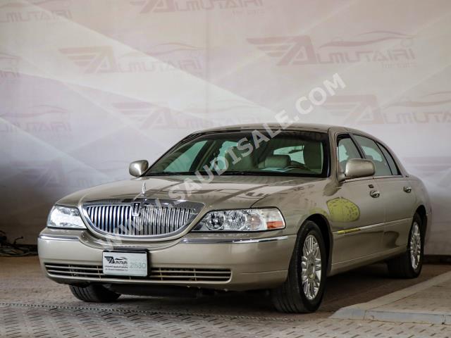 2011 لنكولن تاون كار