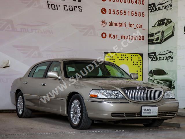 2011 لنكولن تاون كار