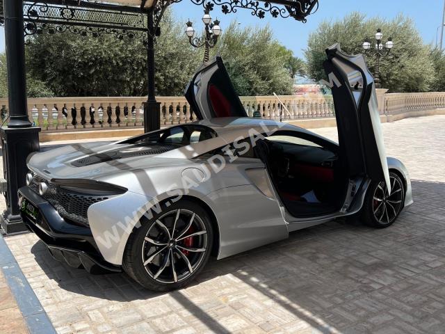 2023 مكلارين ارتورا