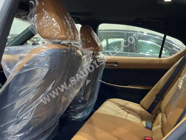 2023 لكزس إي إس 300