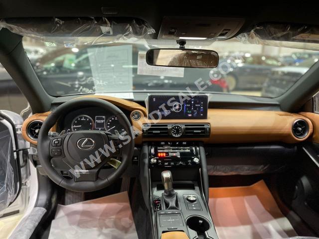 2023 لكزس إي إس 300
