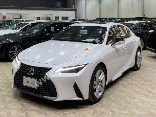 2023 لكزس إي إس 300