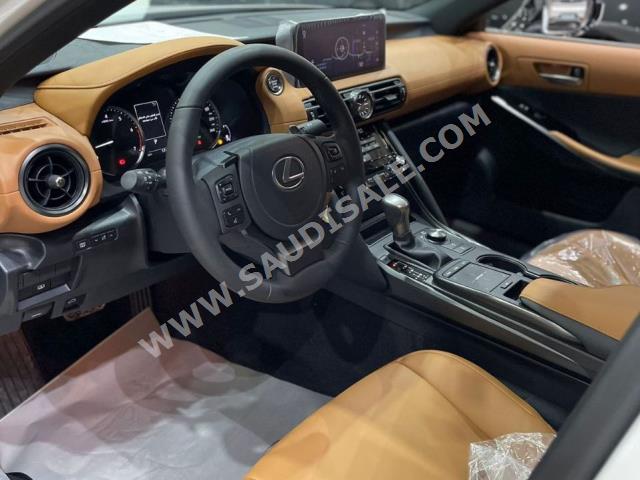 2023 لكزس إي إس 300