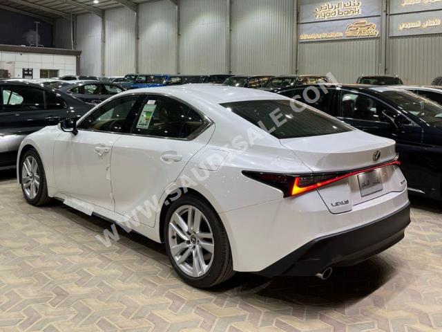 2023 لكزس إي إس 300