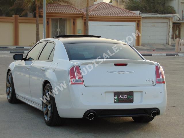 2014 كرايسلر 300 اس ار تي 8