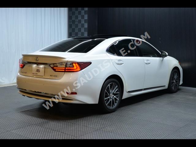 2018 لكزس إي إس 350