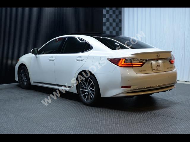 2018 لكزس إي إس 350