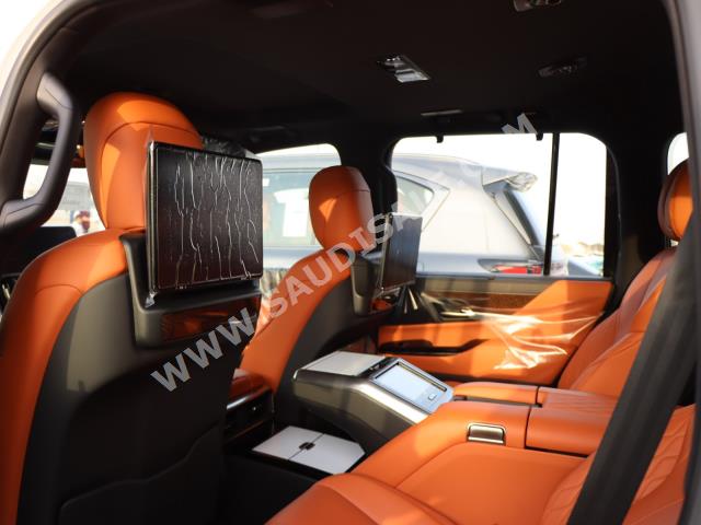 2022 لكزس إل إكس 600