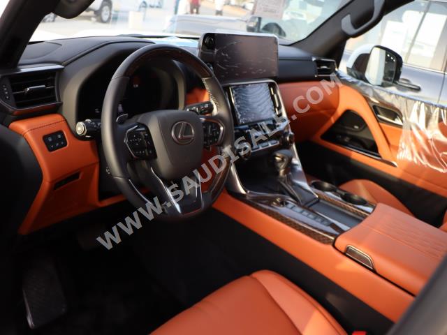 2022 لكزس إل إكس 600