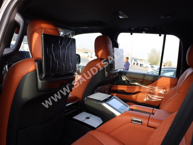 2022 لكزس إل إكس 600