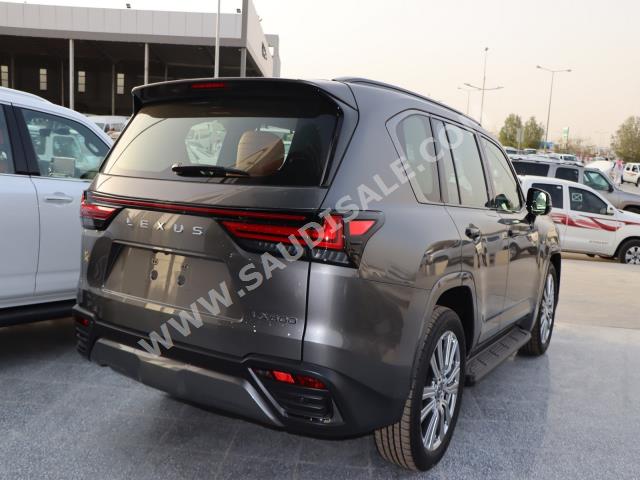 2022 لكزس إل إكس 600