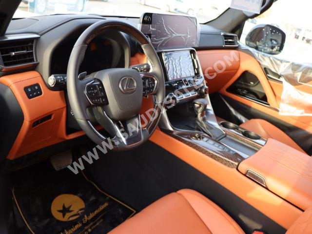 2022 لكزس إل إكس 600