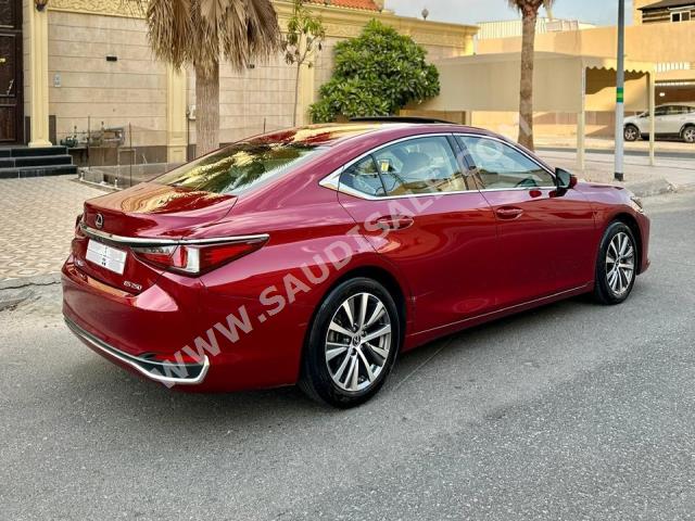 2019 لكزس إي إس 250