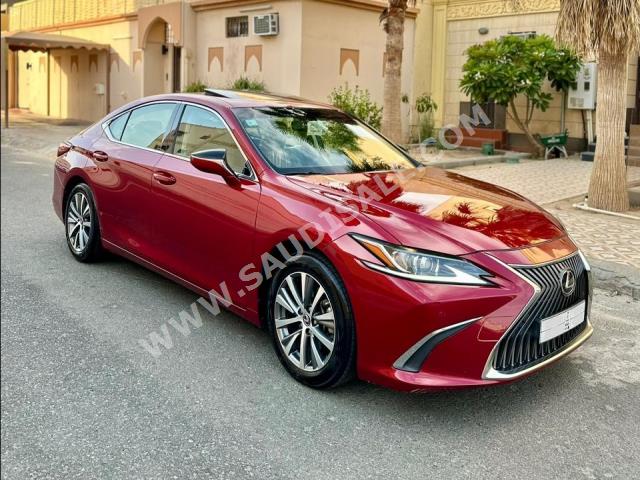 2019 لكزس إي إس 250