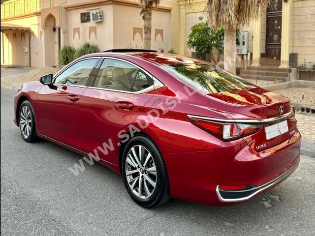 2019 لكزس إي إس 250