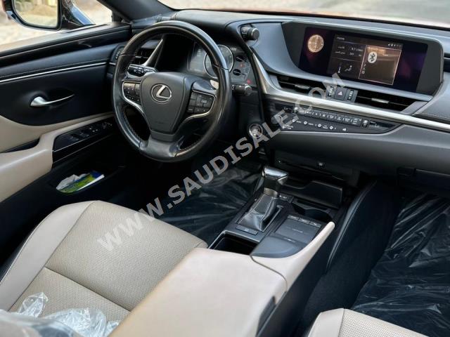 2019 لكزس إي إس 250